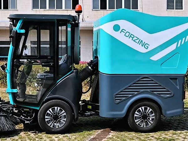 工廠內(nèi)的狹窄過(guò)道、廠區(qū)內(nèi)的綠道，純電動(dòng)掃路機(jī)都能輕松清掃